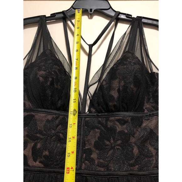 Vera Wang Black & Nude Lace-Layer Sleeveless Gown - Picture 6 of 8